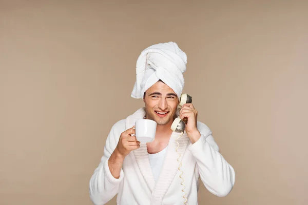 Gelukkig Jong Knap Man Badjas Met Koffie Kopje Praten Telefoon — Stockfoto