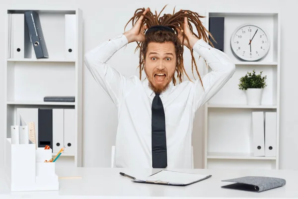 若いビジネスマンがオフィスに座って髪を引っ張って — ストック写真