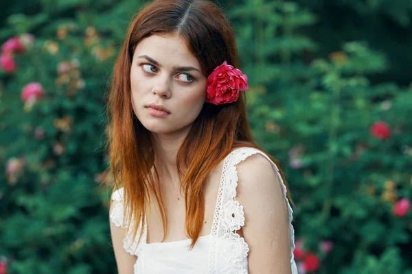 Νεαρή Όμορφη Γυναίκα Κόκκινο Λουλούδι Στον Κήπο — Φωτογραφία Αρχείου