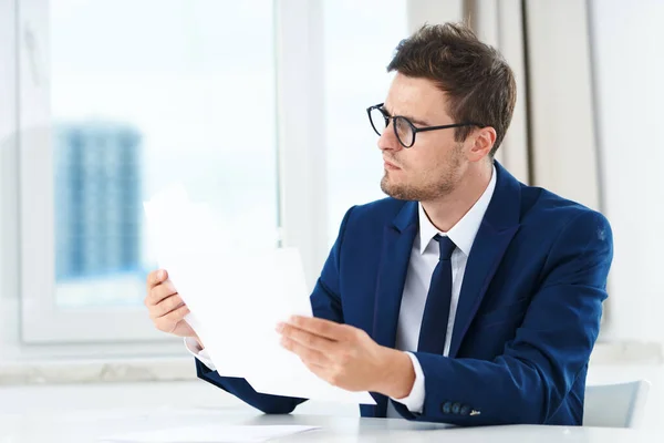 Jonge Knappe Zakenman Met Documenten Aan Het Bureau — Stockfoto