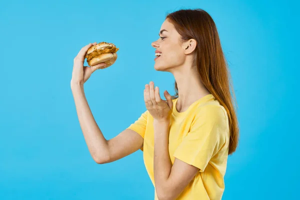 Junge Schöne Frau Mit Hamburger Studioaufnahme — Stockfoto