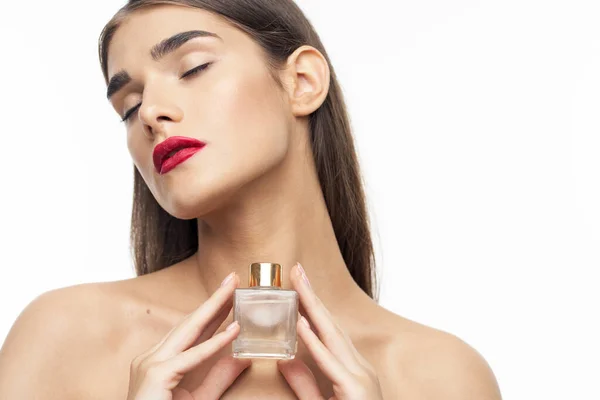 Yalnız Parfüm Şişesi Olan Güzel Bir Kadının Portresi — Stok fotoğraf
