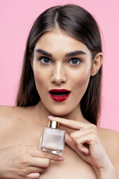 Portret Młodej Pięknej Kobiety Wolding Beauty Product Bottle Studio — Zdjęcie stockowe