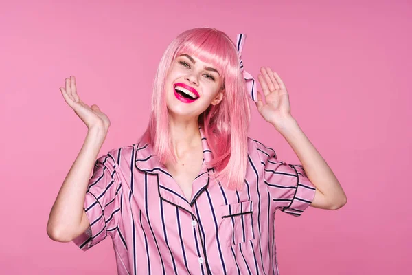 Jovem Mulher Peruca Rosa Estúdio Sobre Fundo Rosa — Fotografia de Stock