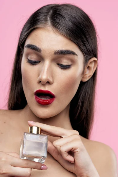 Studioaufnahmen Junge Schöne Frau Mit Kosmetik Hintergrund — Stockfoto