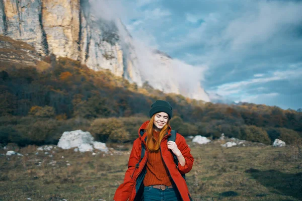 Sonbaharda Seyahat Eden Genç Bayan Turist — Stok fotoğraf