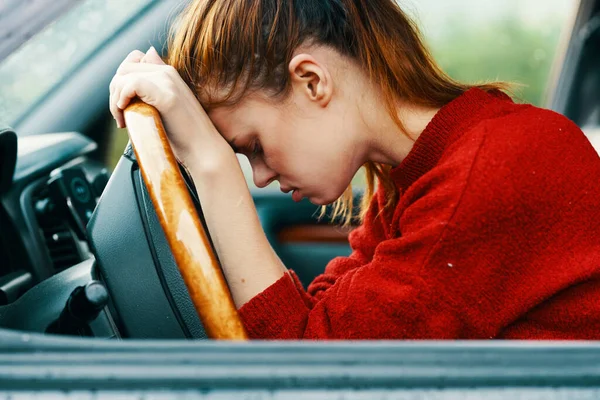 Jovem Bela Mulher Motorista Com Cabeça Volante Carro — Fotografia de Stock