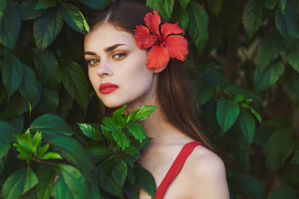 Ung Vacker Kvinna Med Röd Blomma Trädgården — Stockfoto