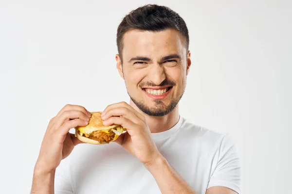 Mladý Pohledný Muž Hamburgery Studiu — Stock fotografie