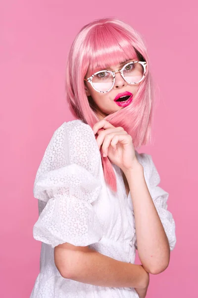 분홍색 가발과 안경을 아름다운 — 스톡 사진