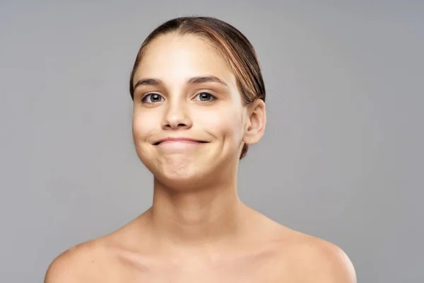 Jovem Bela Mulher Posando Cinza — Fotografia de Stock