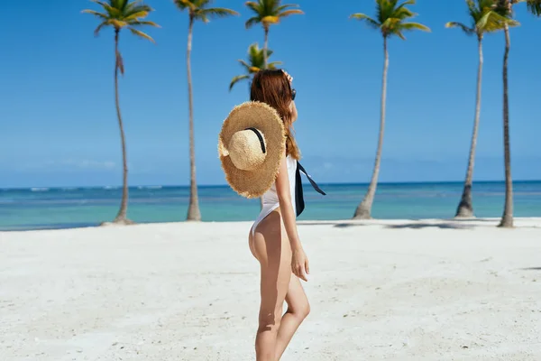 Vista Trasera Joven Hermosa Mujer Con Sombrero Relajante Playa —  Fotos de Stock