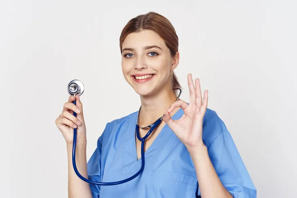 Grabado Estudio Joven Enfermera Mostrando Sobre Fondo Blanco —  Fotos de Stock