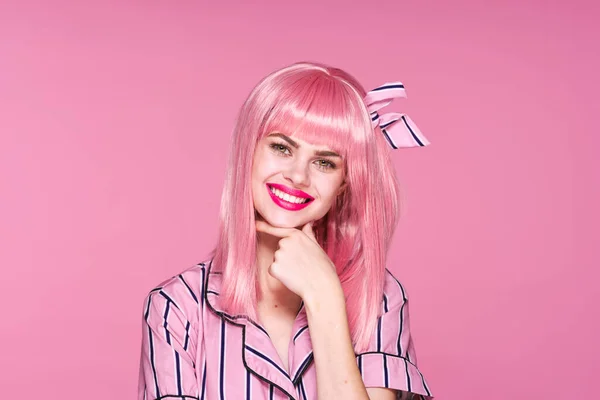 Νεαρή Γυναίκα Ροζ Περούκα Χαμογελά Στο Στούντιο Ροζ Φόντο — Φωτογραφία Αρχείου