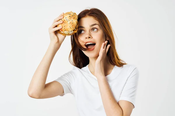 Junge Schöne Frau Mit Hamburger Studioaufnahme — Stockfoto