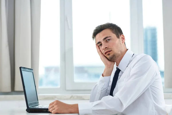 Jovem Empresário Bonito Com Laptop Está Pensando Escritório — Fotografia de Stock