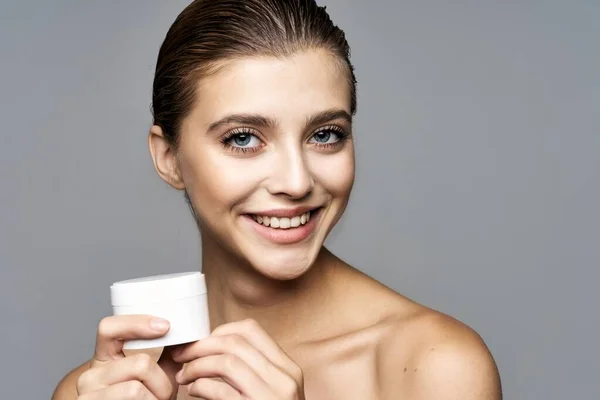 Retrato Mujer Hermosa Sosteniendo Producto Belleza Sobre Fondo Aislado — Foto de Stock