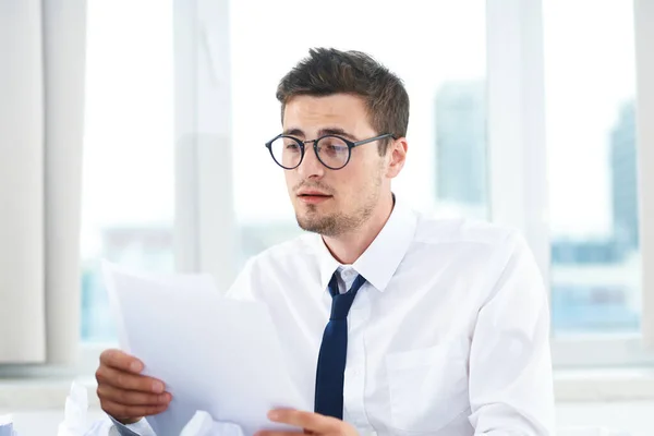 Jonge Knappe Zakenman Met Een Bril Die Documenten Leest — Stockfoto