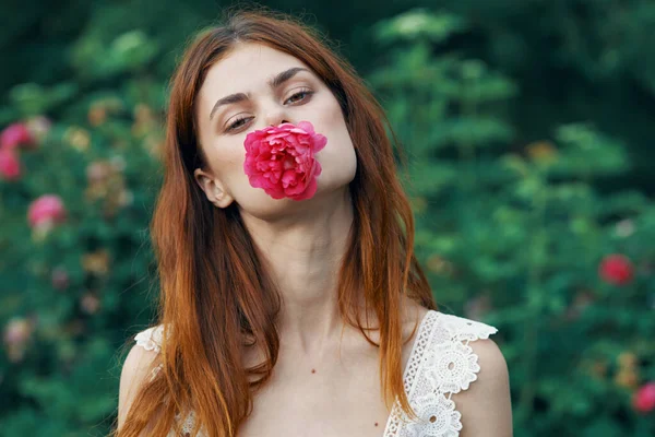 Młoda Piękna Kobieta Czerwonym Kwiatem Ogrodzie — Zdjęcie stockowe