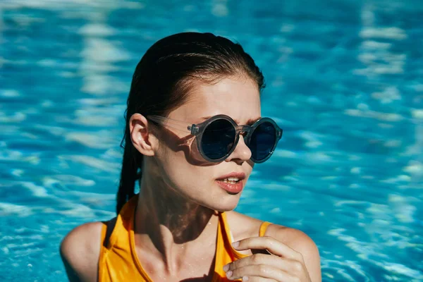 Jovem Mulher Bonita Óculos Sol Relaxante Piscina — Fotografia de Stock