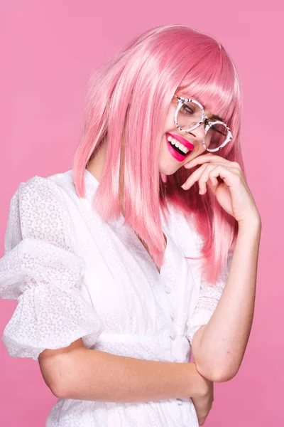 スタジオで撃たれた 若いです女の子でピンクウィッグと眼鏡上のピンクの背景 — ストック写真