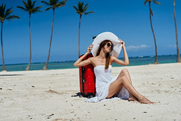 Young Beautiful Woman Suitcase Tropical Beach — Stock Photo, Image