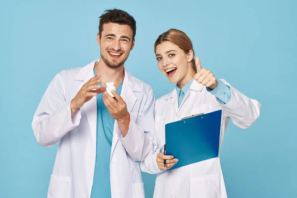 Studioaufnahmen Junge Ärztin Und Krankenschwester Besitz Von Tabletten — Stockfoto