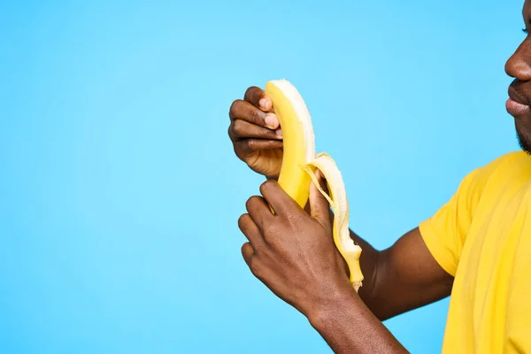Jovem Descascando Banana Isolada Fundo Azul — Fotografia de Stock