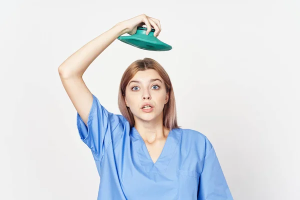 Foto Alta Qualidade Mulher Médico Sofrendo Dor Cabeça Isolada Fundo — Fotografia de Stock