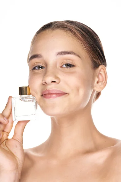 Portret Młodej Pięknej Kobiety Butelką Perfum Odizolowany — Zdjęcie stockowe