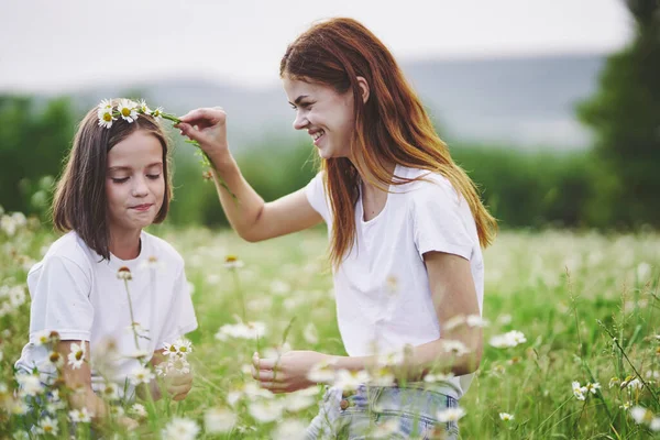 Young Mother Her Daughter Having Fun Camomile Field — Stock Photo, Image