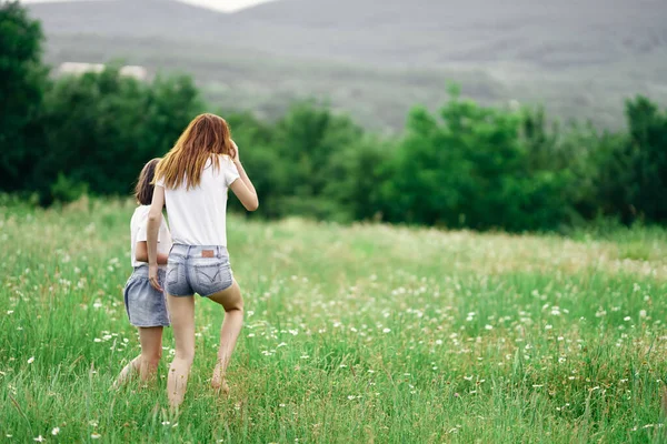 Jovem Mãe Sua Filha Divertindo Campo Camomila — Fotografia de Stock