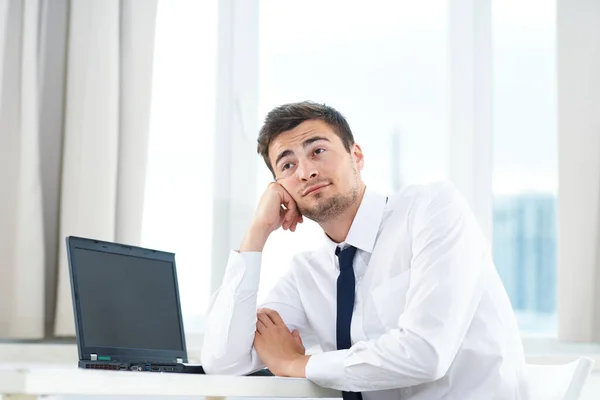 Jeune Homme Affaires Dans Bureau Avec Pensée Ordinateur Portable — Photo