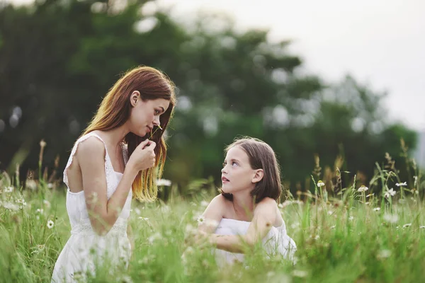 Young Mother Her Daughter Having Fun Camomile Field — Stock Photo, Image