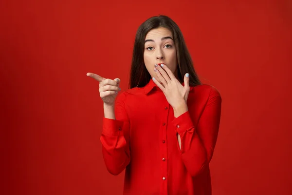 Jovem Bela Mulher Estúdio Apontando — Fotografia de Stock