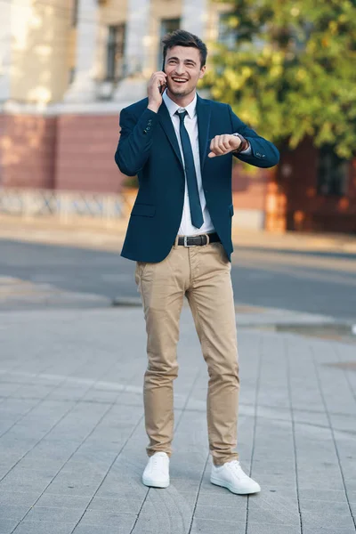 Jonge Knappe Zakenman Met Smartphone Lacht — Stockfoto