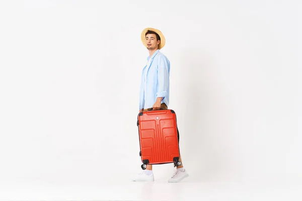 Studio Záběr Mladého Muže Turista Jeho Červeným Kufříkem — Stock fotografie