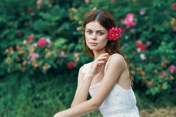 Jeune Belle Femme Avec Fleur Rouge Dans Jardin — Photo