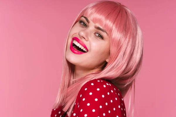 Joven Hermosa Mujer Peluca Rosa Sonriendo Sobre Fondo Rosa — Foto de Stock