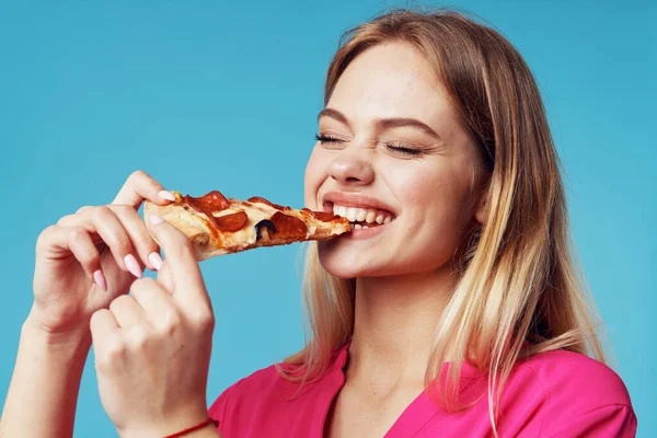 幸せな女性は隔離された背景でピザを食べる — ストック写真