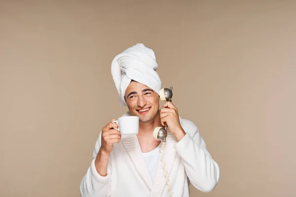 Feliz Hombre Guapo Baño Con Taza Café Hablando Por Teléfono —  Fotos de Stock