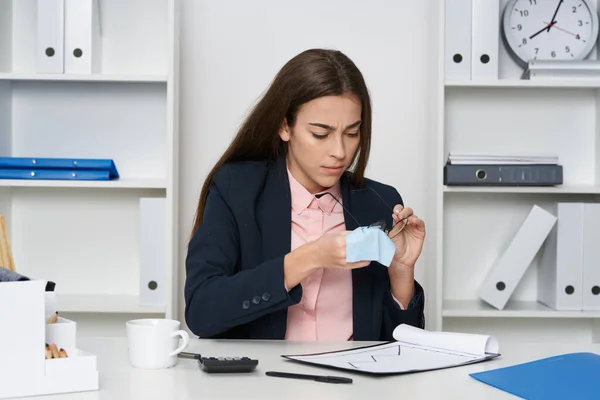 Junge Schöne Geschäftsfrau Büro Putzt Brille — Stockfoto