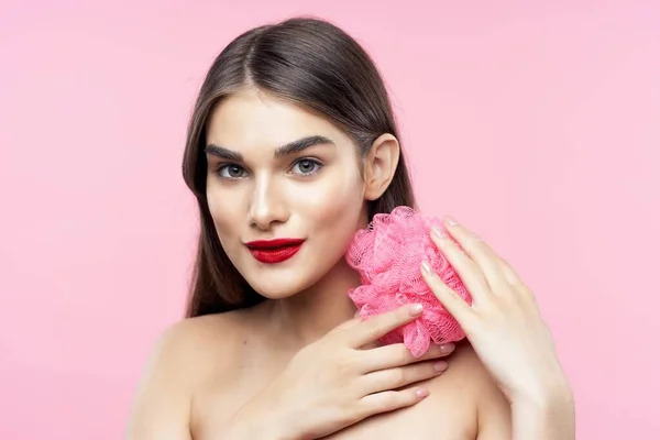 Retrato Mujer Hermosa Sosteniendo Esponja Sobre Fondo Rosa Aislado — Foto de Stock