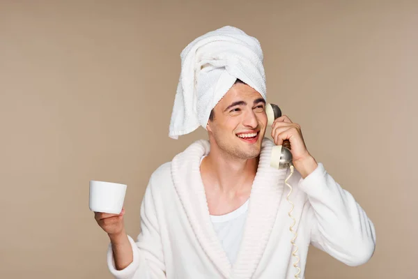 Jonge Knappe Man Badjas Met Koffie Kopje Praten Telefoon — Stockfoto