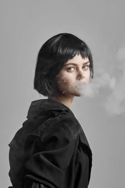 年轻美丽女子吸烟的肖像 — 图库照片
