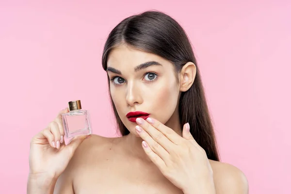 Portret Młodej Pięknej Kobiety Butelką Perfum — Zdjęcie stockowe