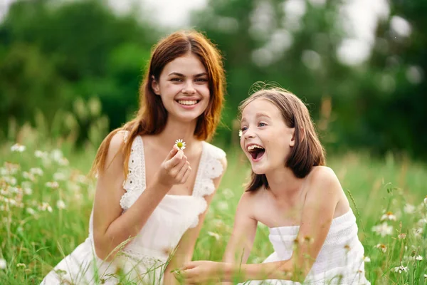 Jovem Mãe Sua Filha Divertindo Campo Camomila — Fotografia de Stock