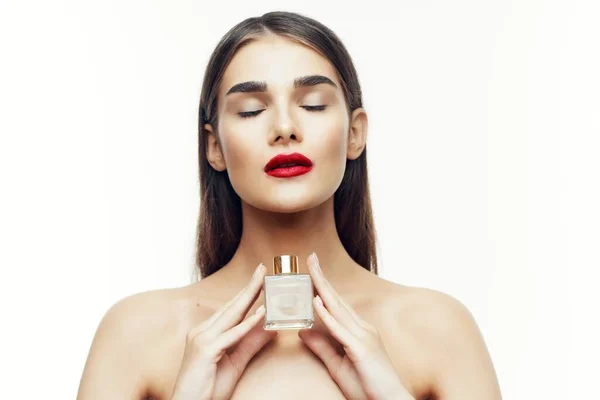 Yalnız Parfüm Şişesi Olan Güzel Bir Kadının Portresi — Stok fotoğraf