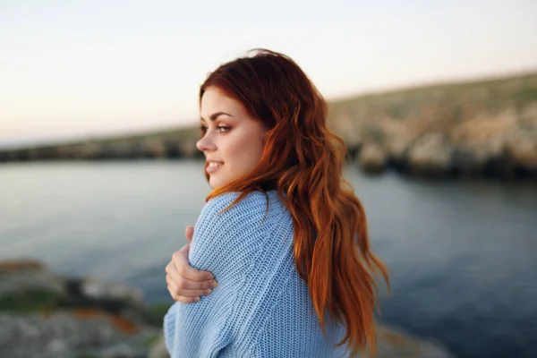 Junge Schöne Frau Ufer Des Flusses — Stockfoto