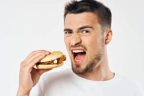 Jovem Homem Bonito Com Hambúrguer Estúdio — Fotografia de Stock